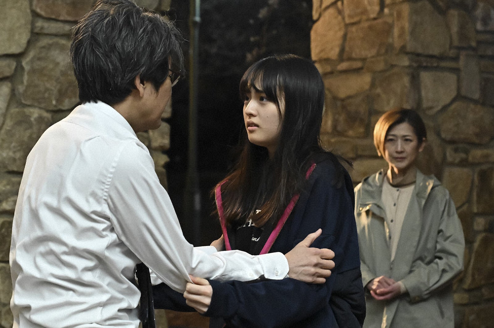 岡部たかし、竹下優名、馬渕英里何「キャスター」第4話（C）TBS