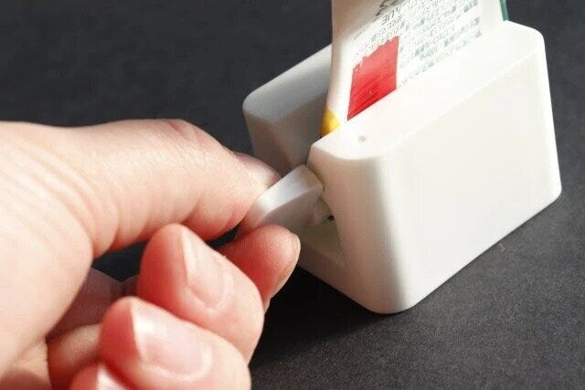 ダイソー 立てて使えるチューブ絞り ダイソーの立てて使えるチューブ絞りでチューブを絞る