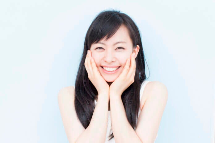 にっこり微笑みながら指定席と言わんばかりに隣をキープ