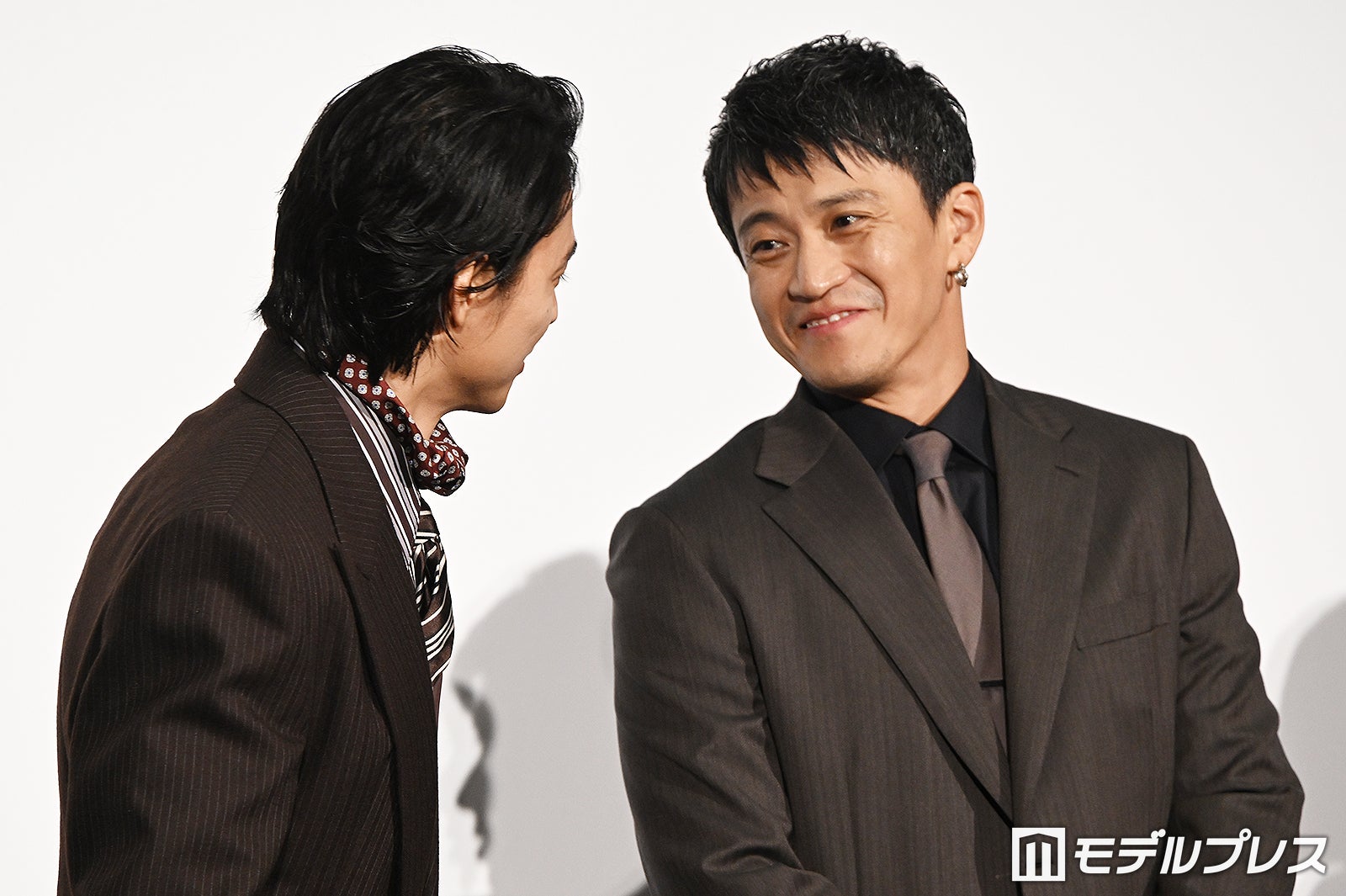 楽しそうな山崎賢人、小栗旬（C）モデルプレス