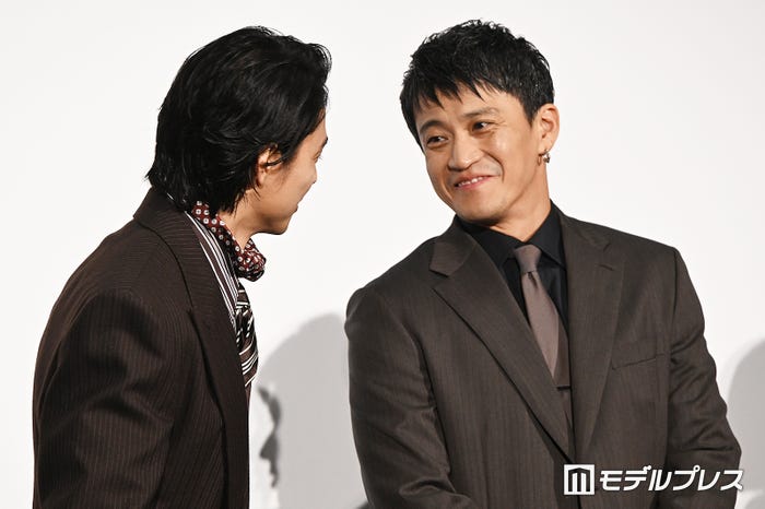 楽しそうな山崎賢人、小栗旬(C)モデルプレス