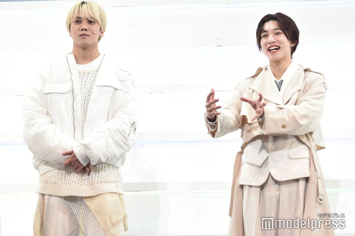 会見で一際声が通っていた佐々木大光、佐々木のトークを颯爽とフォローしていた中村嶺亜/「MASSARA」初日前会見より(C)モデルプレス