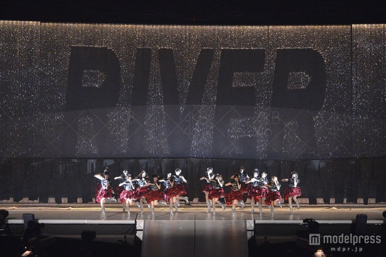 「RIVER」を歌唱するメンバーたち（C）AKS