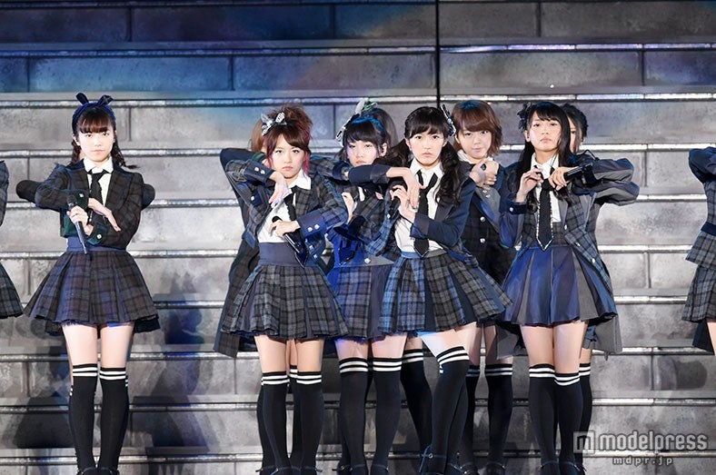 グループ別制服バトルダンス　AKB48（C）AKS