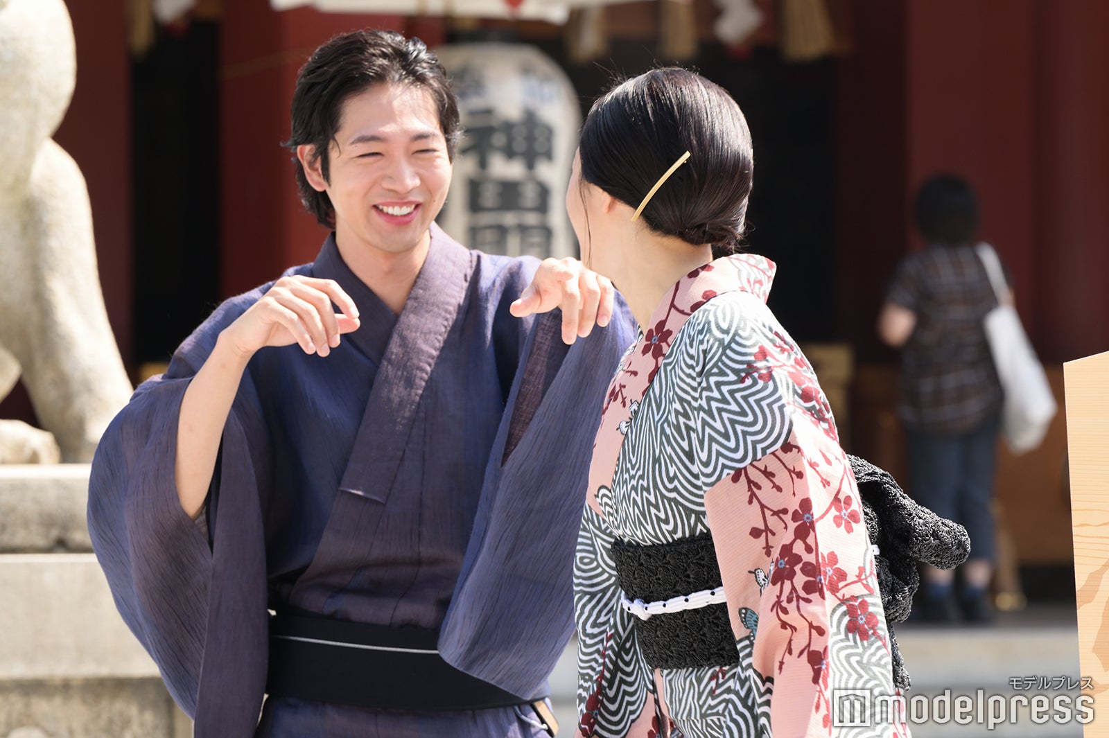 まぶしさに耐えられない松下洸平、まぶしさが平気な広瀬すず（C）モデルプレス