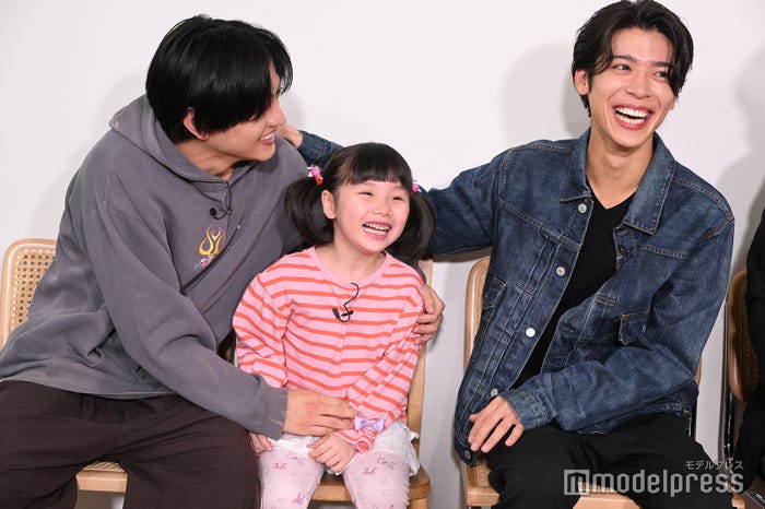 挨拶で噛んでしまい、棚橋乃望ちゃん(中央)に抱きつく猪俣周杜(左)、フォローする松島聡(右)(C)モデルプレス