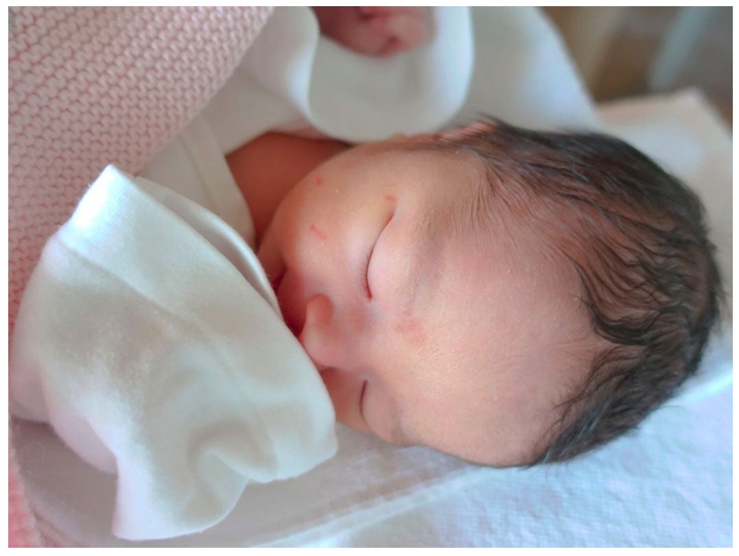 生後2日目の長女／尾崎紗代子オフィシャルブログ（Ameba）より