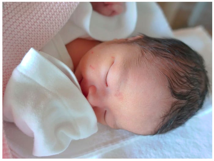 生後2日目の長女/尾崎紗代子オフィシャルブログ(Ameba)より