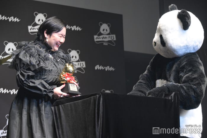 パンダとのやり取りで会場を盛り上げるやす子(C)モデルプレス
