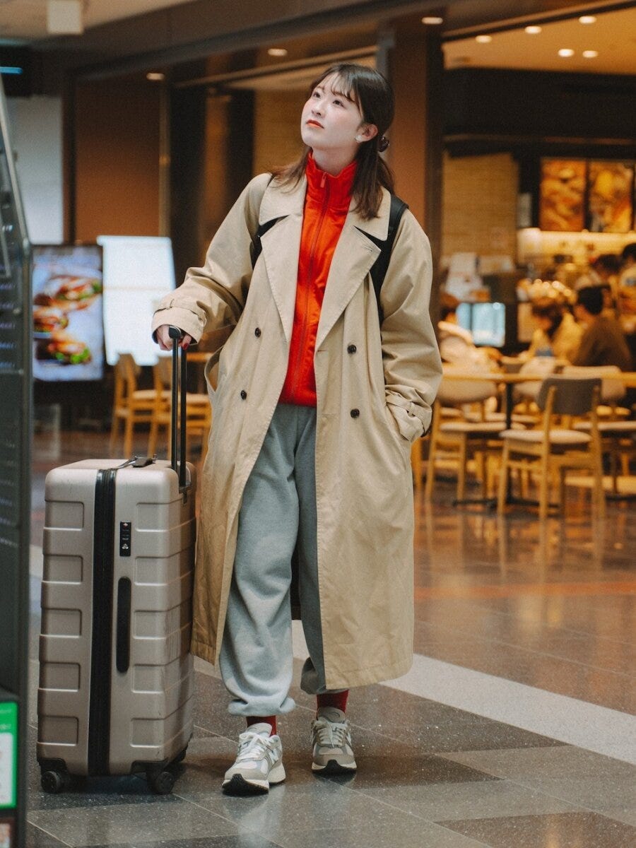 スポーツミックスコーデ 2026春大人女性おすすめベージュトレンチスポーツミックスコーデ