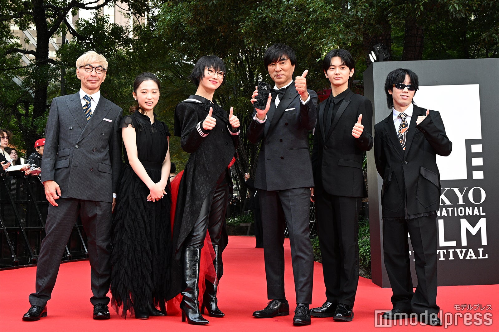 新しい学校のリーダーズ・SUZUKA、レッドカーペットでもセーラー服貫く