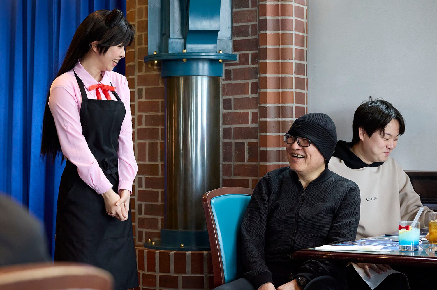 USJ「名探偵コナン」アトラクションを青山剛昌氏が体験!直筆サイン&“コナン”イラスト残す