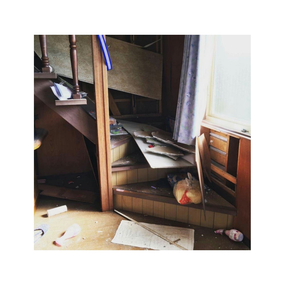 ものが散乱する階段／真山景子オフィシャルブログ（Ameba）より