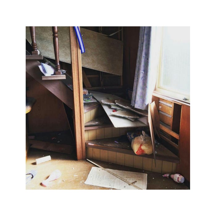 ものが散乱する階段/真山景子オフィシャルブログ(Ameba)より