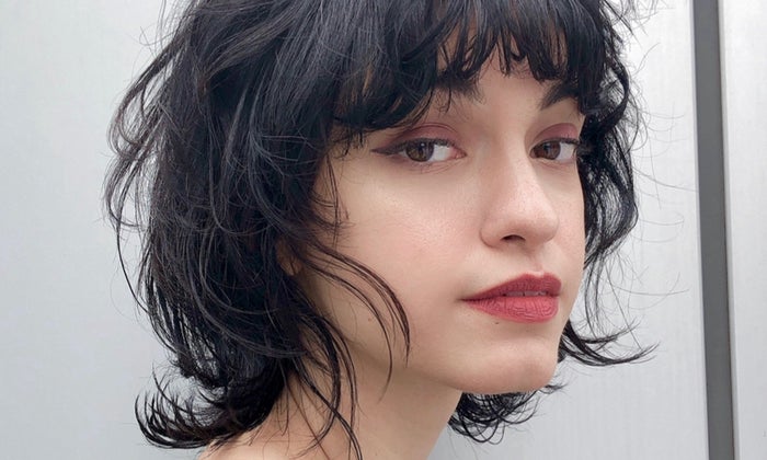 エッジが効いた黒髪 ウルフヘア6選 シンプル服でもオシャレに見える モデルプレス