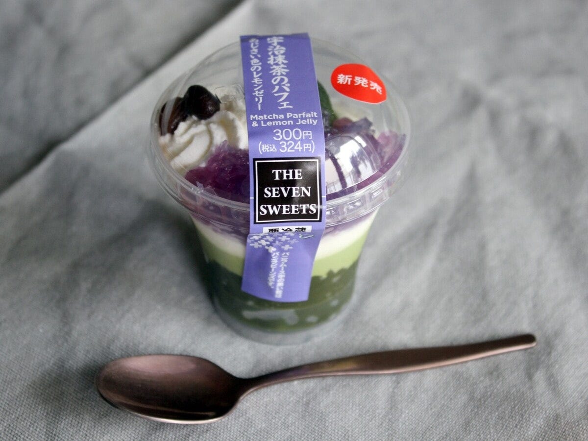 スイーツにはあまり使われない紫のカラーが華やか！