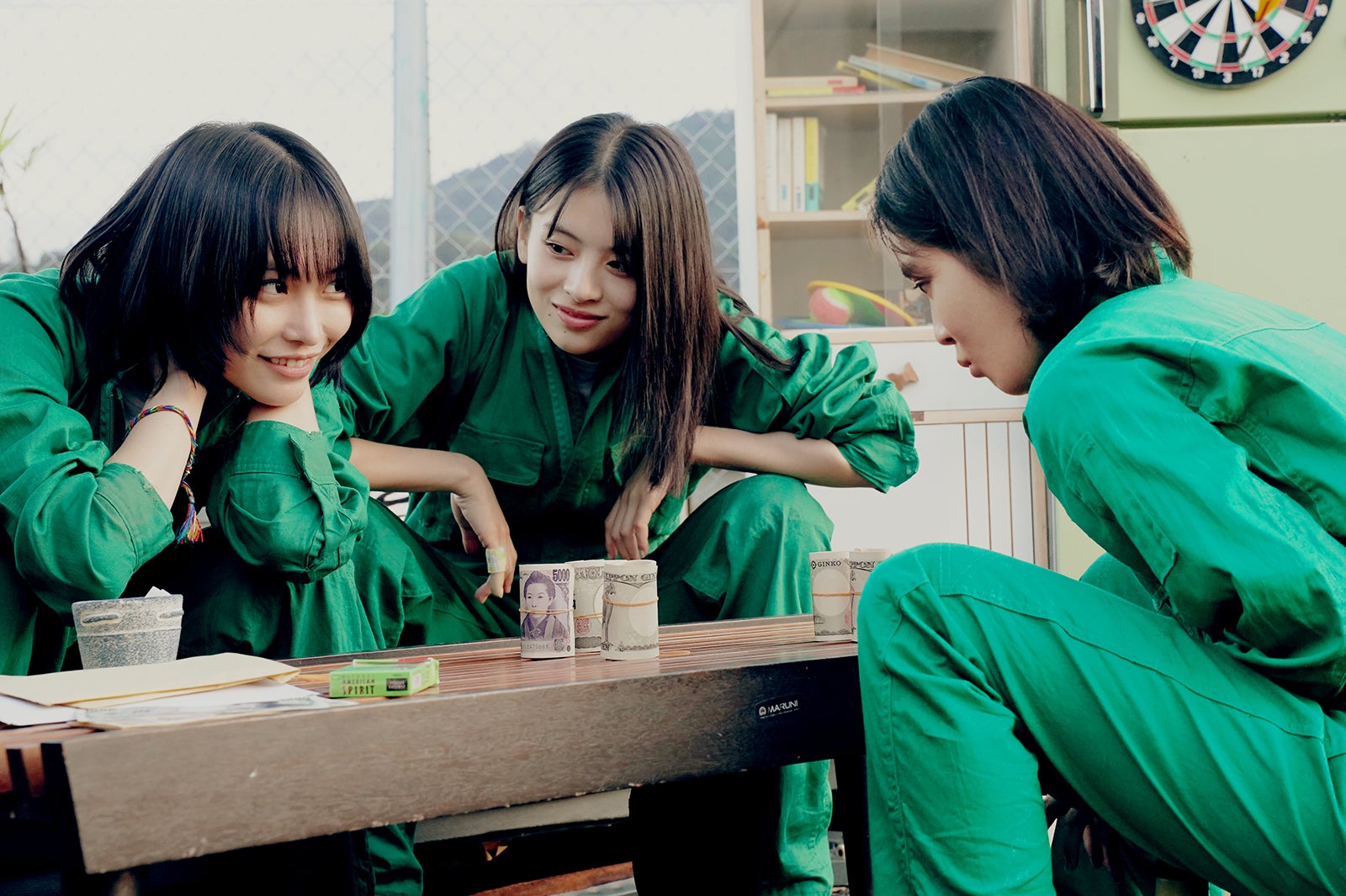 南沙良・出口夏希・吉田美月喜（C）2026「万事快調」製作委員会