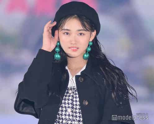 櫻坂46山崎天、ウインク&指ハートで可愛さアピール スリット入りスカートで美脚も披露<GirlsAward 2022 A/W>