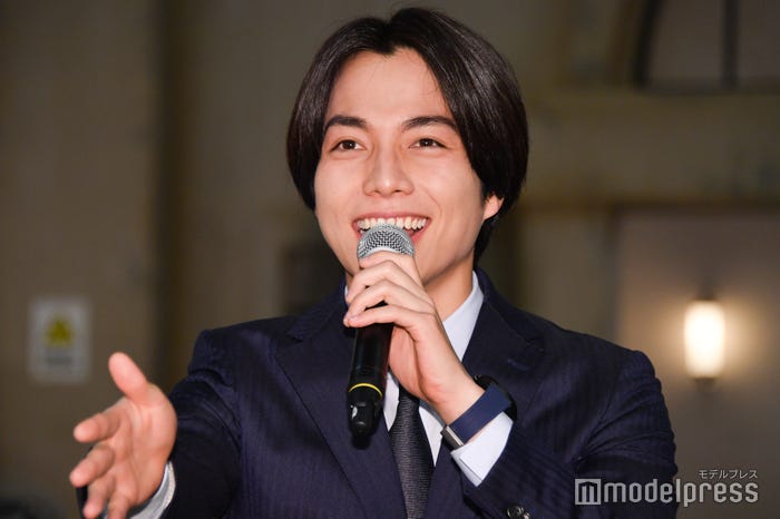 常盤貴子から絶賛され「皆さん書いて下さい!」と記者に大声でアピールする重岡大毅(C)モデルプレス