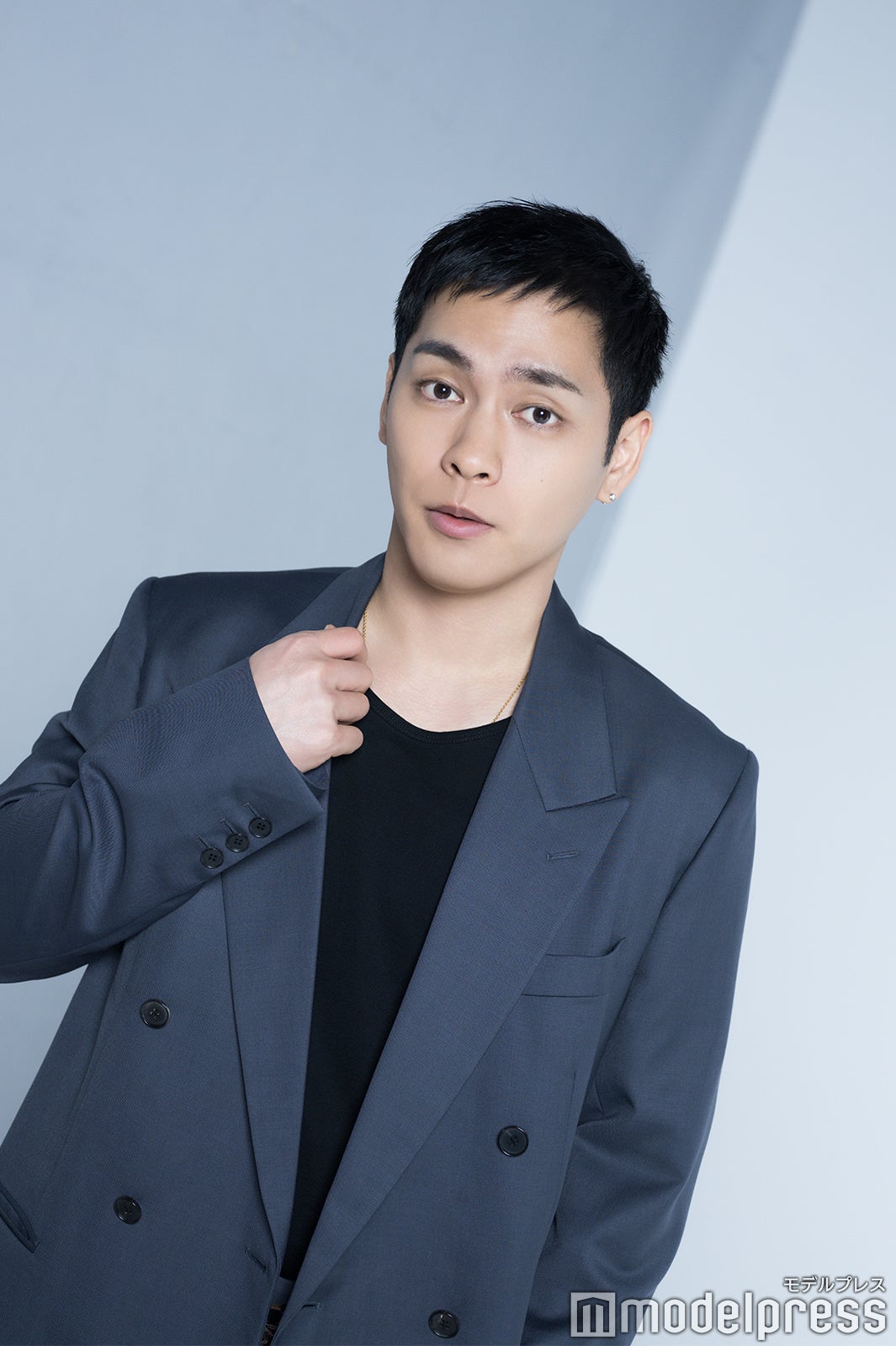 柳楽優弥（C）モデルプレス／スタイリスト：丸山晃、ヘアメイク：勇見勝彦（THYMONInc.）＜衣装＞ジャケット¥115,500、パンツ¥60,500（リトルビッグ）、ベルト¥13,200（ジエダ）、その他スタイリスト私物／＜問い合わせ先＞リトルビッグ：info@littlebig-tokyo.com、ジエダ：03-6427-8464