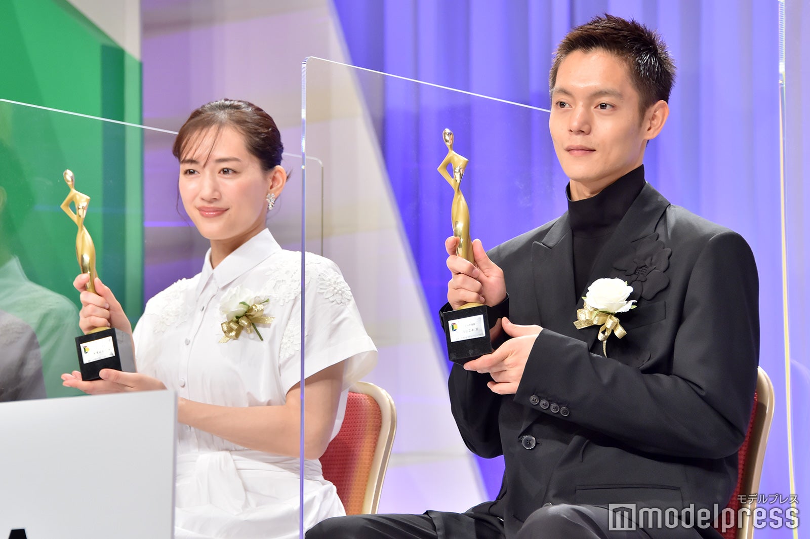 綾瀬はるか、窪田正孝（C）モデルプレス