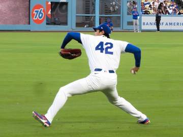 大谷翔平 背番号42で最高の立ち上がり！パヘズ＆マンシーが好守でアシスト 5年ぶり投手専念出場でゆっくり歩いてベンチへ戻る光景も