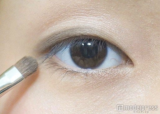 境目をぼかしながらカーキシャドウをON/写真・MAKO(C)モデルプレス