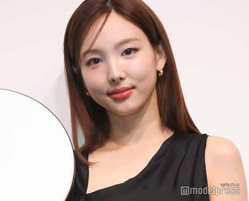 TWICEナヨン、報道陣へ神対応 美背中&美脚際立つミニ丈ドレスで登場