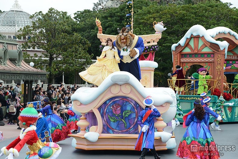 「ディズニー・クリスマス・ストーリーズ」ベルと野獣の乗るフロート