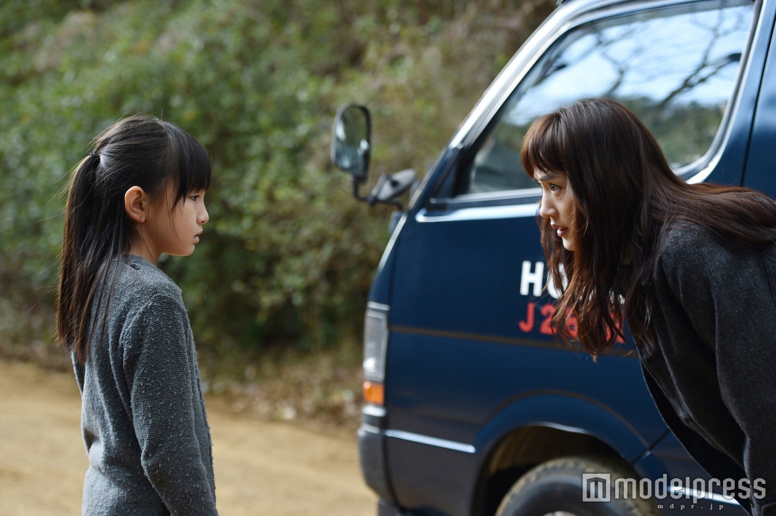 鈴木梨央、綾瀬はるか（C）TBS