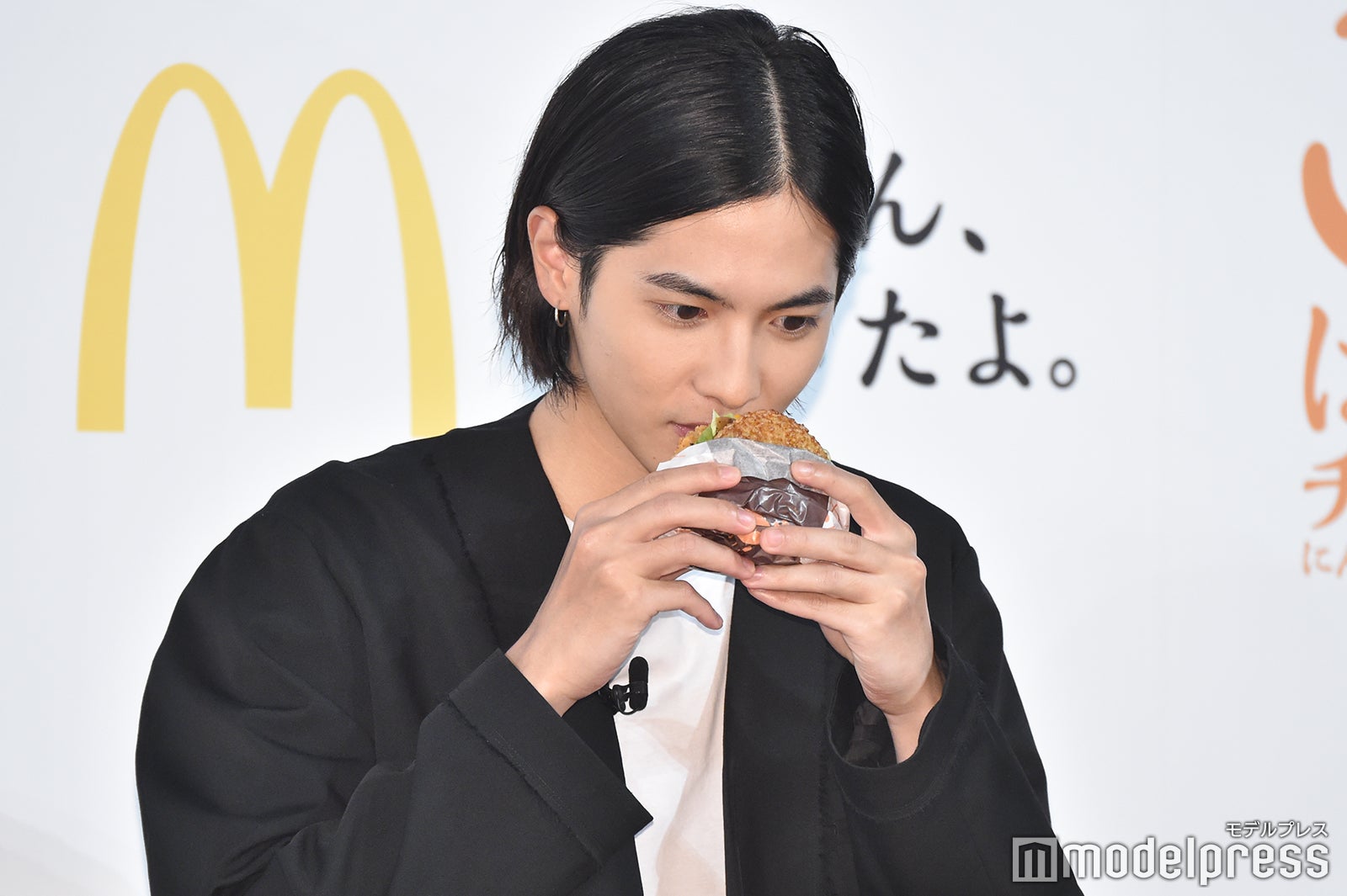 ごはんバーガーの匂いをかぐ志尊淳 （C）モデルプレス