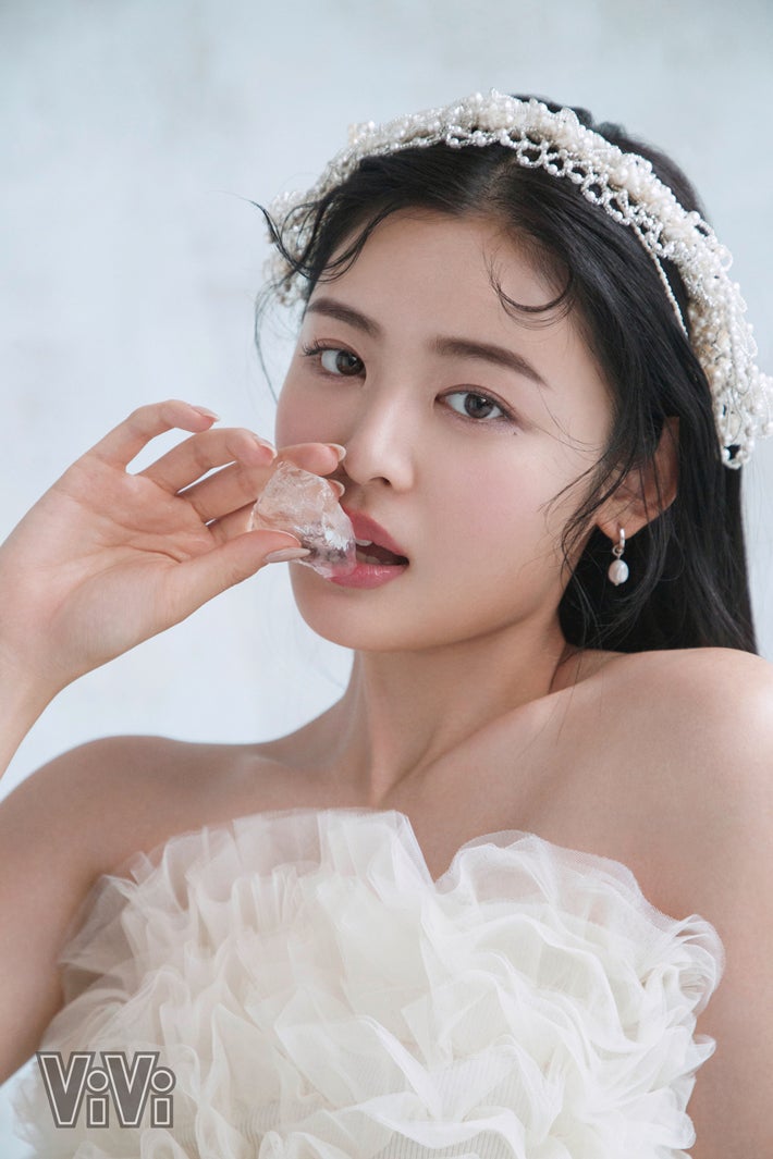 古畑星夏「ViVi」最後の撮影で抜群のプロポーション披露　6年間振り返り涙ぐむ場面も