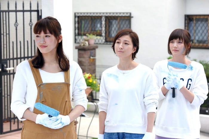 綾瀬はるか、広末涼子、本田翼/「奥様は、取り扱い注意」第2話より(画像提供:日本テレビ)