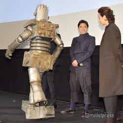 ロボオ（謎のロボット）、山田孝之、佐藤健（C）モデルプレス