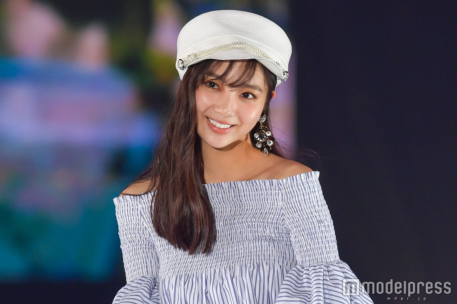 新川優愛、極上ミニワンピからのぞく美脚にドキッ デコルテも披露