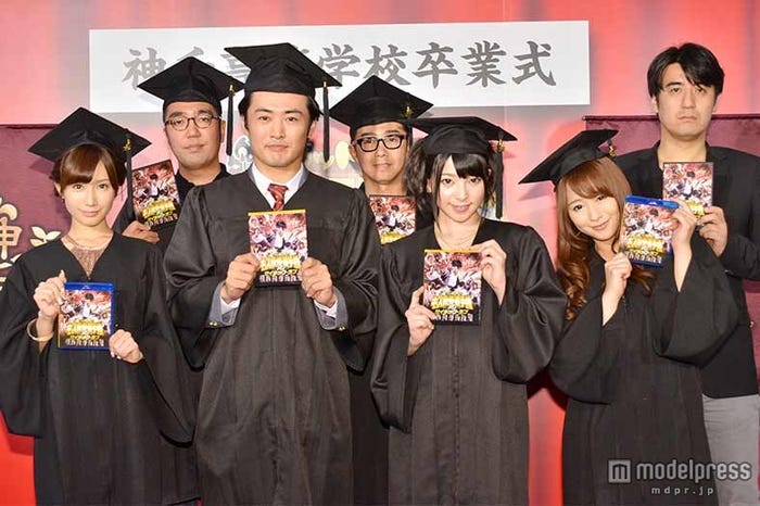 (前列左から)小島みなみ、劇団ひとり、上原亜衣、白石茉莉奈(後列左から)小木博明、矢作兼、佐久間宣行監督