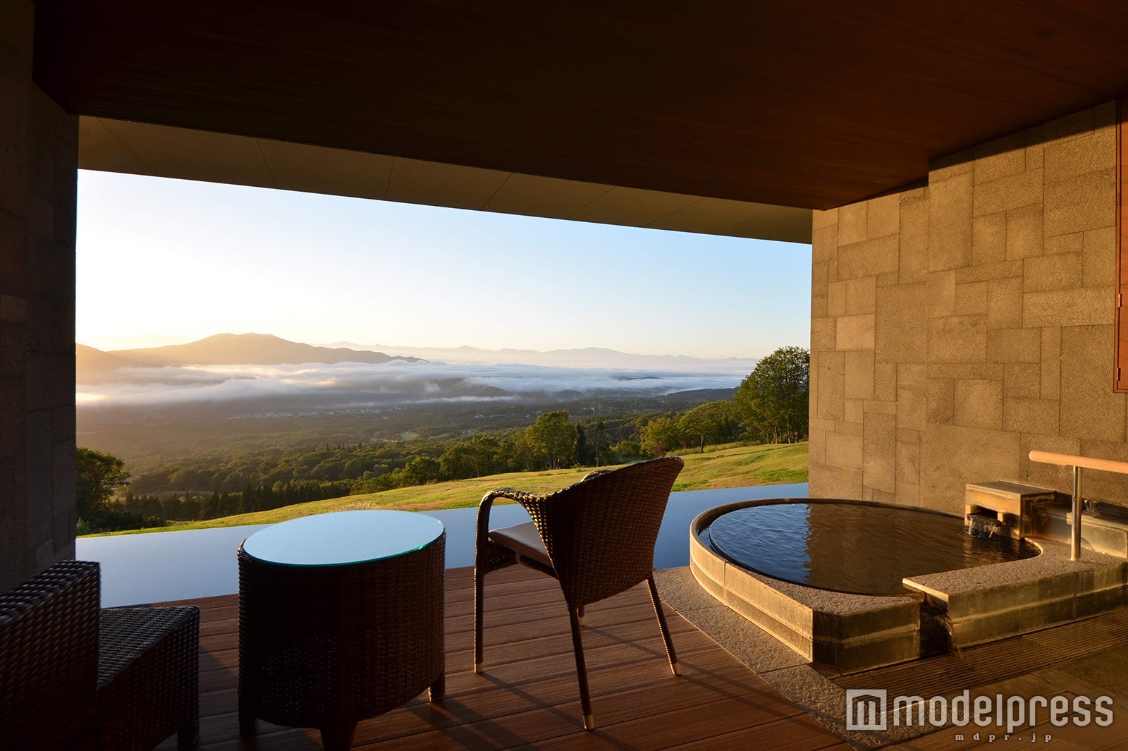 源泉かけ流し露天風呂（新館Bタイプ）／画像提供：赤倉観光ホテル