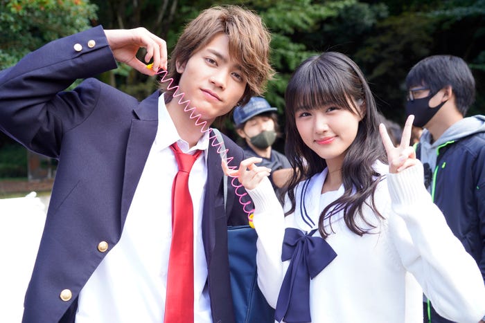 板垣瑞生、原菜乃華(C)2021 紺野りさ・小学館/「胸が鳴るのは君のせい」製作委員会