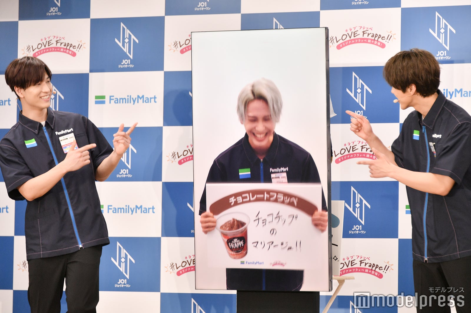 川尻蓮（中央）のプレゼンを見守る金城碧海、河野純喜（C）モデルプレス