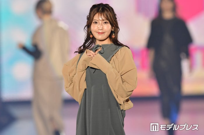 阿部なつき、胸元ざっくりTシャツで美谷間チラ見せ プライベートショットに反響「パーフェクトスタイル」