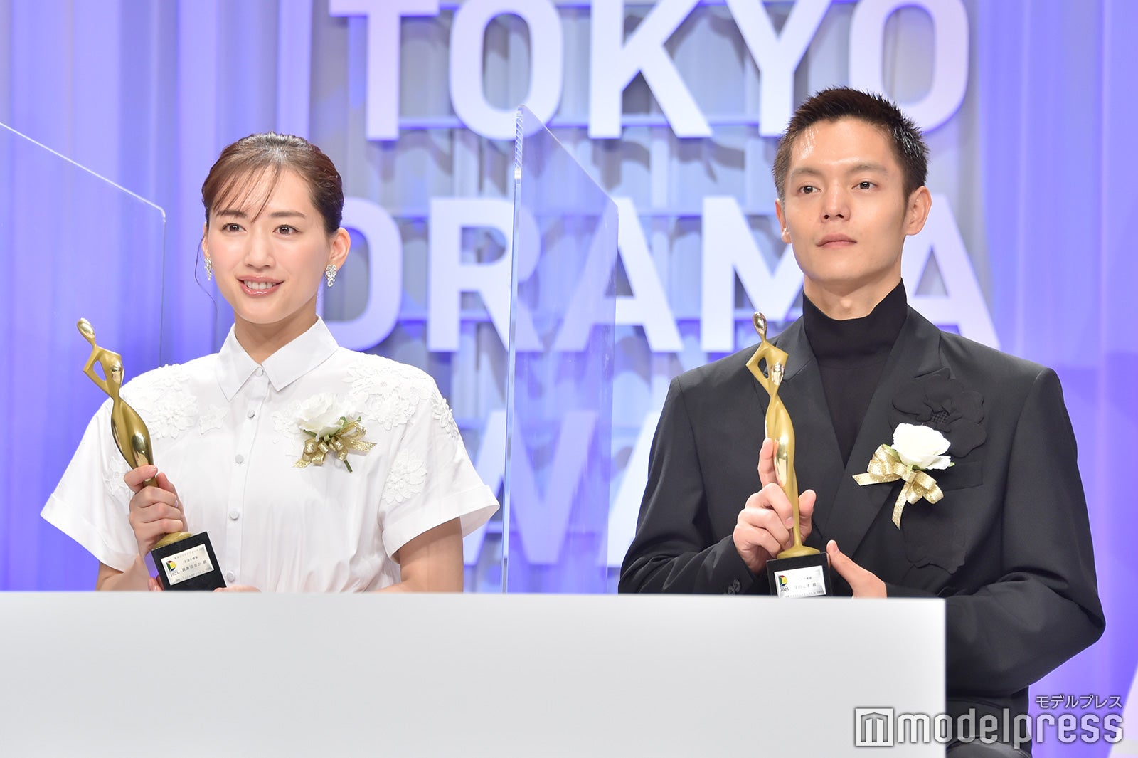 綾瀬はるか、窪田正孝（C）モデルプレス