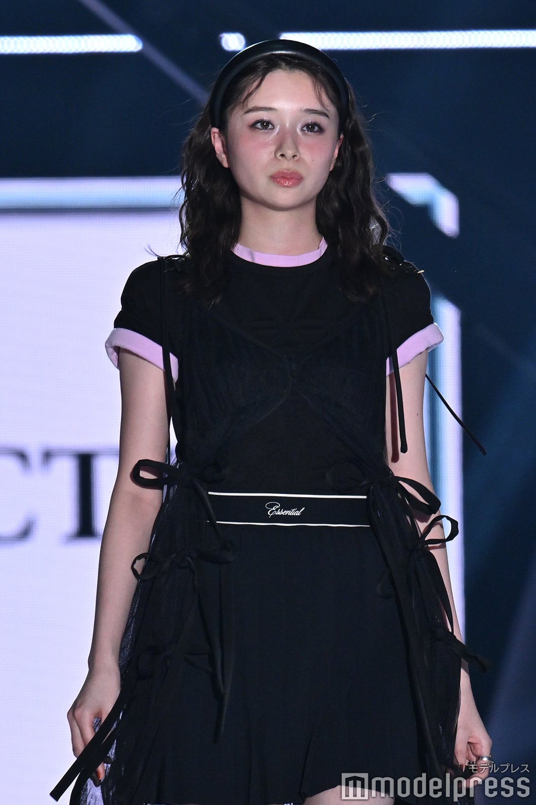 田鍋梨々花、ミニ丈ワンピから美脚スラリ チュールでガーリーな雰囲気【TGC2025S/S】