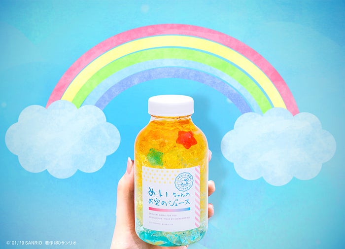 店長シナモン手書きのラベルがついた ドリンクボトル（C）’01, ’19 SANRIO 著作（株）サンリオ