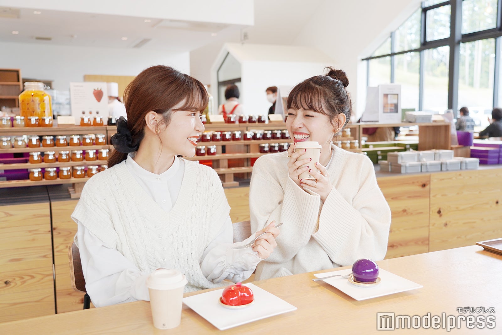 開放的な空間の「スウィーツ ヴィレッジ」でのんびりカフェタイム（C）モデルプレス