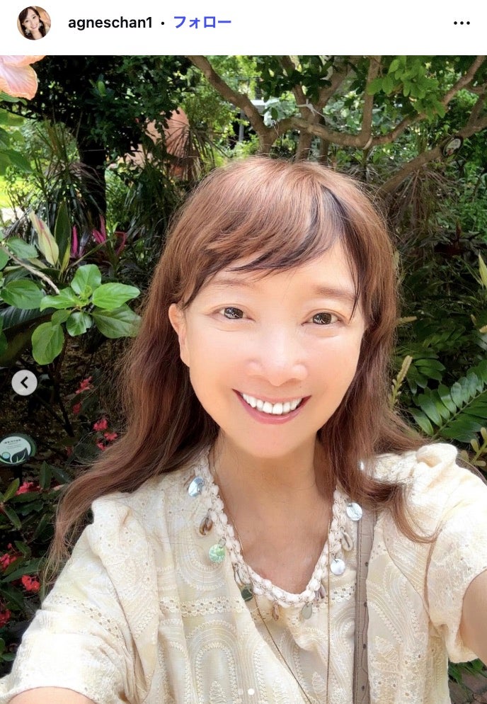 アグネス・チャン、ピンクミニワンピで美脚スラリ「スタイル変わらない」「ご自宅がゴージャス」の声