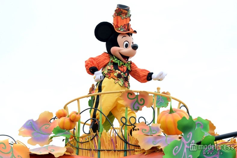 「ハッピーハロウィーンハーベスト」ミッキー、キャンディのポーズ