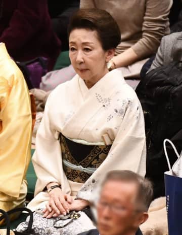 「上品な和服美人がいらっしゃると思ったら」熱戦の初場所、NHK中継映り込む女優の姿に騒然「美しい方は美しく歳を」ミュージシャンの姿も