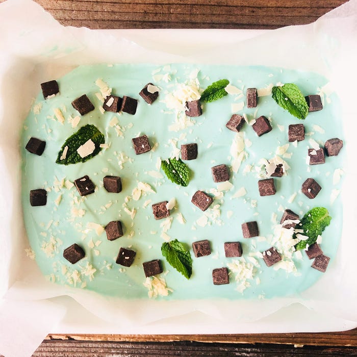 手順2:材料をトッピングして冷凍庫で冷やし固める/画像提供:柏原歩