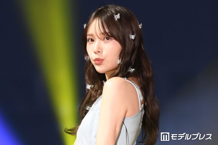 那須ほほみ、キャミ姿で美肩際立つ クリップ使いがガーリー【沖縄コレクション2024】