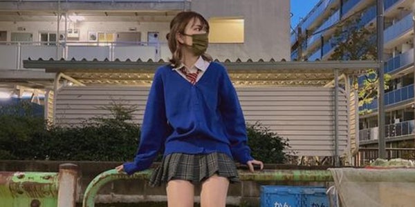 平成フラミンゴ・にこ、美脚披露の制服姿に「似合いすぎ」の声続出